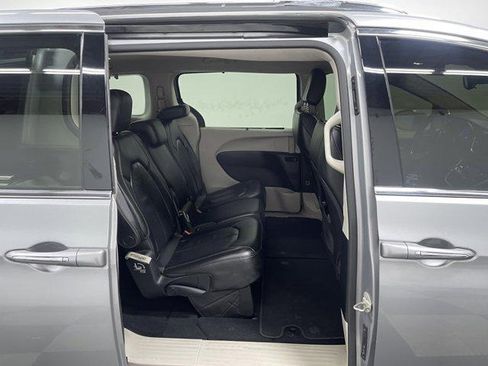 Used 2018 Chrysler Pacifica Touring-L FWD image 13
