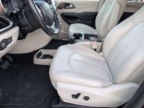 Used 2017 Chrysler Pacifica Touring-L w/ Tire & Wheel Group image 21