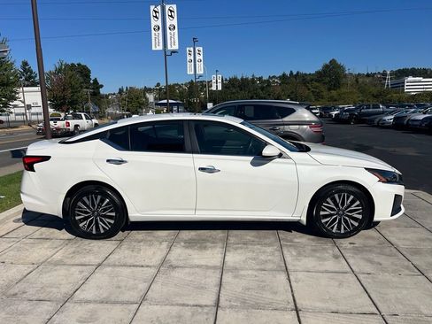 Used 2023 Nissan Altima 2.5 SV w/ SV Premium Package AWD/4WD image 6