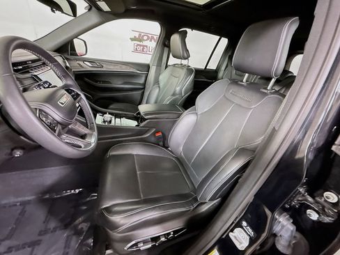 Used 2023 Jeep Grand Cherokee Overland w/ Luxury Tech Group IV AWD/4WD image 28