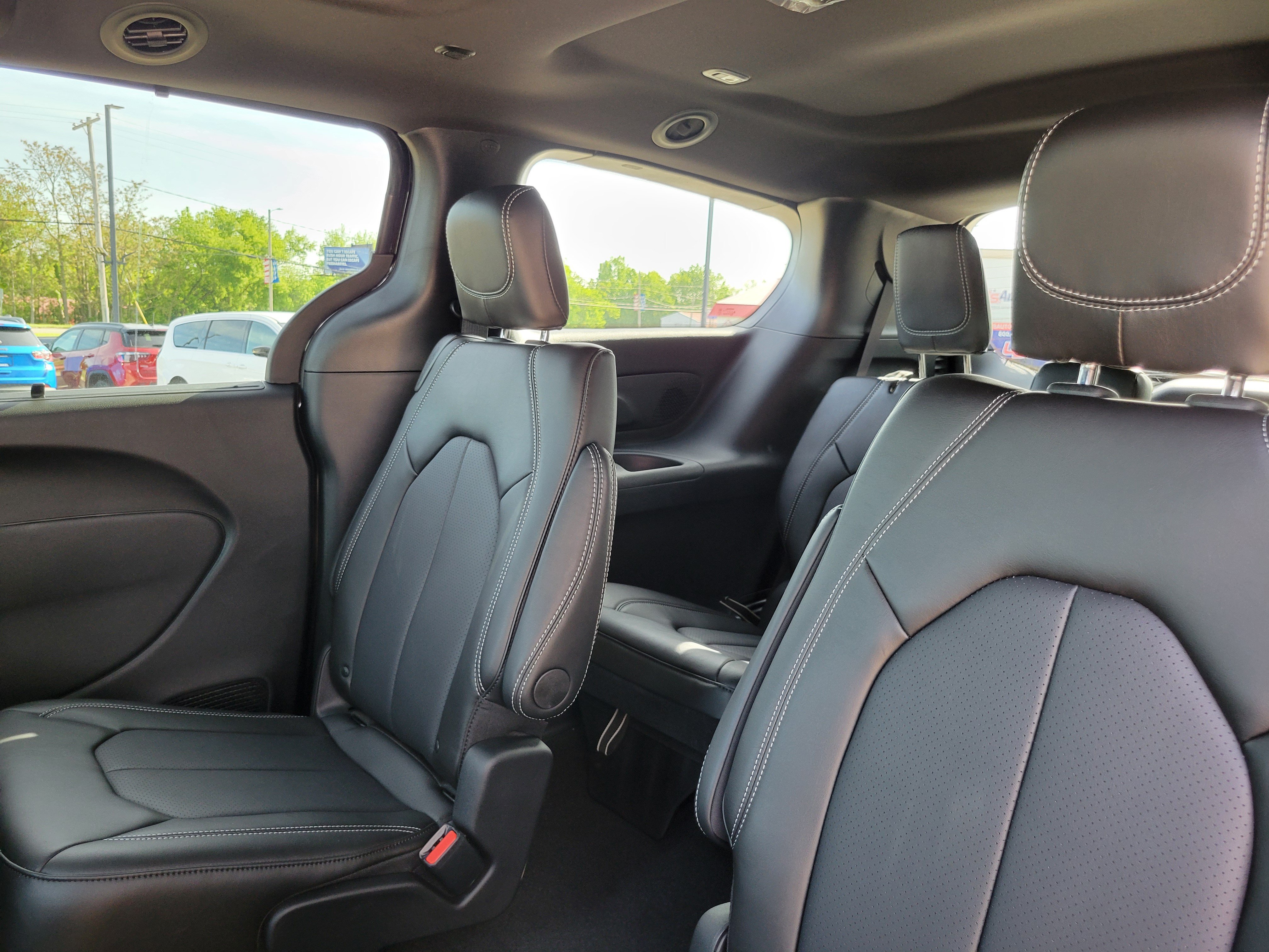 New 2027 Chrysler Pacifica Select w/ Family Tech Group FWD image 17