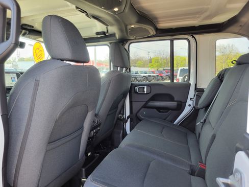 Used 2025 Jeep Wrangler Unlimited Sahara AWD/4WD image 19