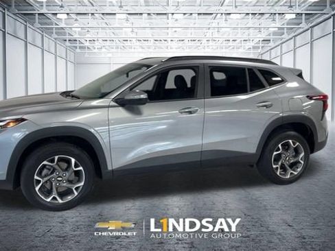 Used 2024 Chevrolet Trax LT FWD image 6