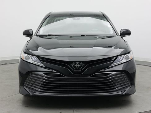 Used 2020 Toyota Camry XLE w/ Navigation Package FWD image 2