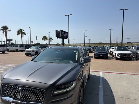 Used 2021 Lincoln Nautilus Reserve FWD image 2