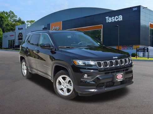 Used 2024 Jeep Compass Latitude w/ Convenience Group AWD/4WD image 1