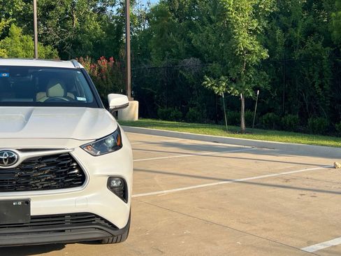 Used 2023 Toyota Highlander XLE FWD image 3