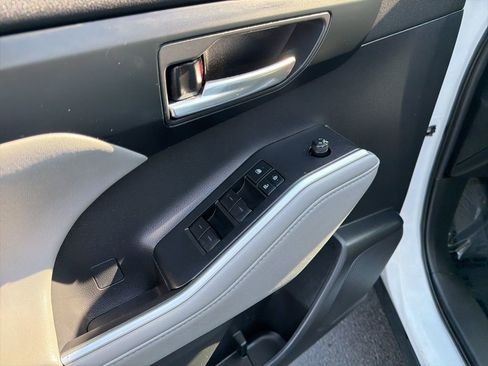Used 2021 Toyota Highlander XLE image 23