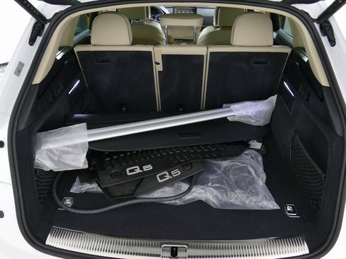 Used 2024 Audi Q5 e Premium w/ Convenience Package image 32