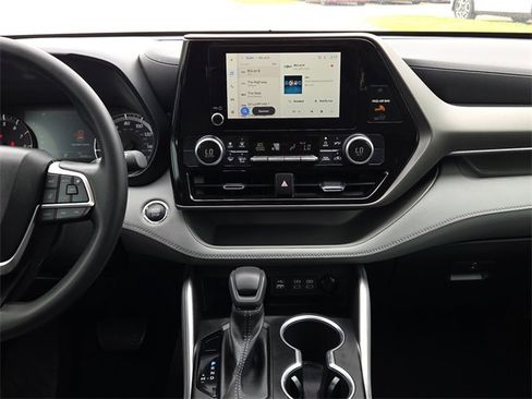 Used 2023 Toyota Highlander L image 11