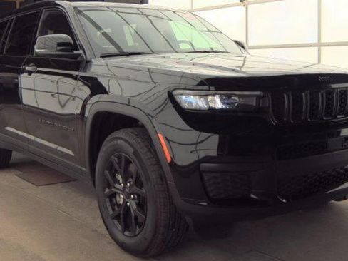 Used 2024 Jeep Grand Cherokee L Altitude image 3