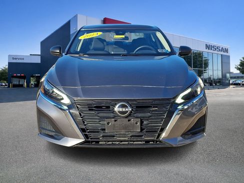 Used 2024 Nissan Altima 2.5 SV FWD image 2