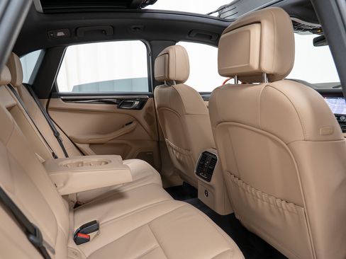 Certified 2024 Porsche Macan S AWD/4WD image 30