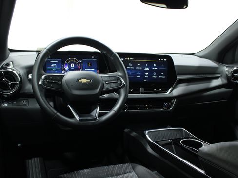 Used 2025 Chevrolet Equinox LT FWD image 2