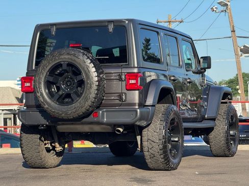 Used 2018 Jeep Wrangler Unlimited Sahara w/ Safety Group AWD/4WD image 5