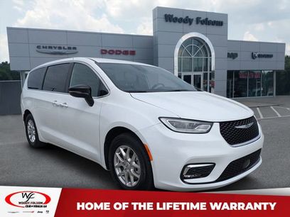 Used 2025 Chrysler Pacifica Select
