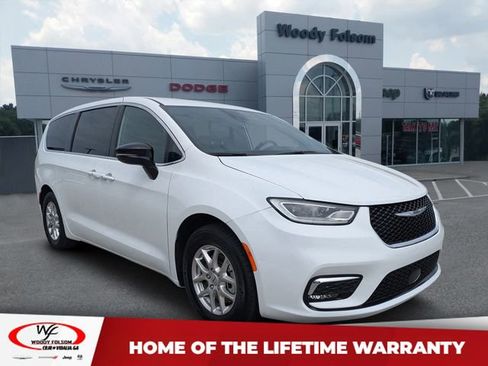 Used 2025 Chrysler Pacifica Select FWD image 1