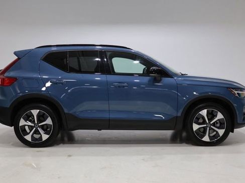 Used 2025 Volvo XC40 B5 Plus image 8
