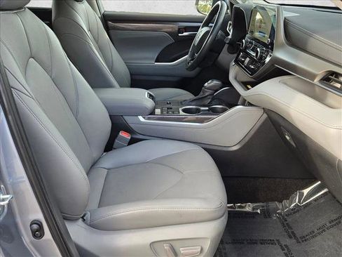 Used 2023 Toyota Highlander Limited image 22
