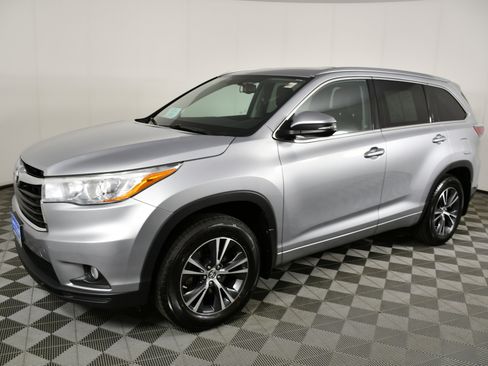 Used 2016 Toyota Highlander XLE image 10