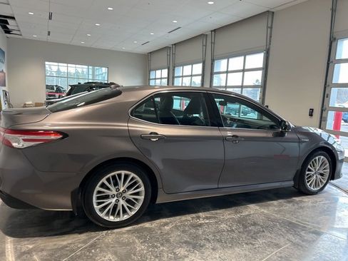 Used 2019 Toyota Camry XLE w/ Sunroof Package image 8