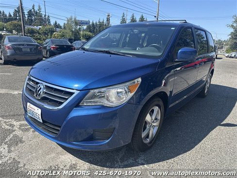 Used 2011 Volkswagen Routan SE image 3