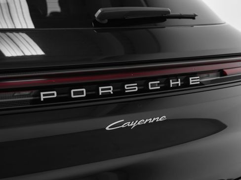 Certified 2024 Porsche Cayenne AWD/4WD image 19