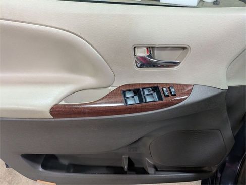 Used 2013 Toyota Sienna XLE image 13