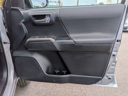 Used 2017 Toyota Tacoma TRD Sport image 34