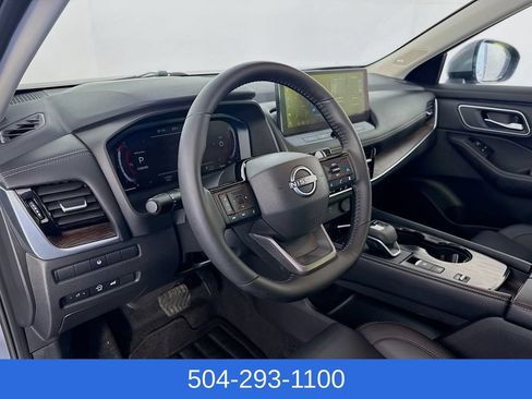 Used 2025 Nissan Rogue Platinum FWD image 11