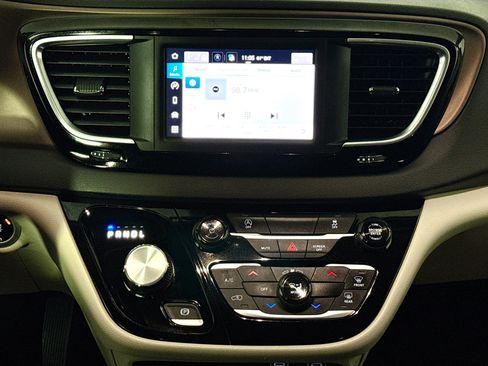 Used 2023 Chrysler Voyager LX image 23