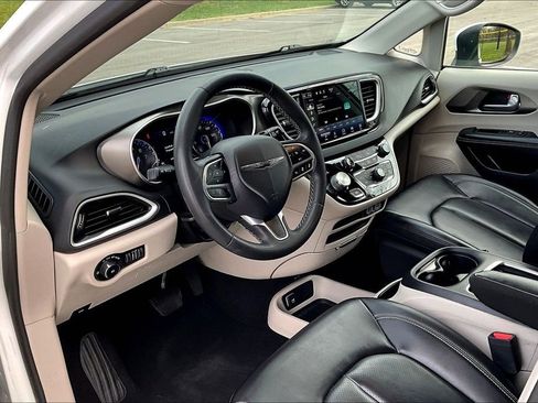 Used 2023 Chrysler Pacifica Touring-L FWD image 16