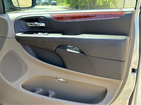 Used 2015 Chrysler Town & Country Touring w/ Driver Convenience Group FWD image 9