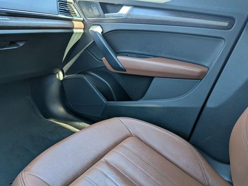 Used 2022 Audi Q5 2.0T Premium w/ Convenience Package image 19