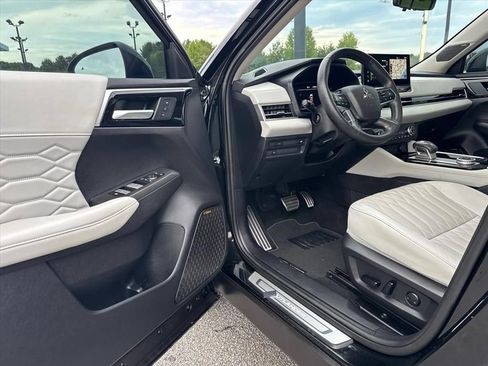 Used 2025 Mitsubishi Outlander AWD image 16