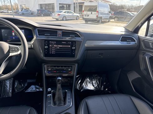 Used 2023 Volkswagen Tiguan SE image 30