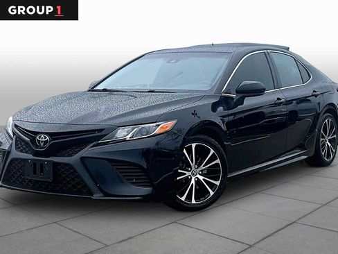Used 2020 Toyota Camry SE FWD image 1
