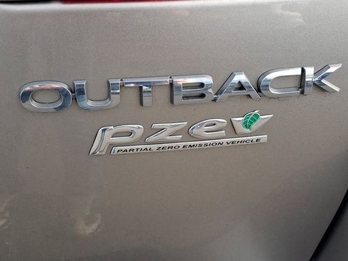 Used 2017 Subaru Outback 2.5i Premium image 11