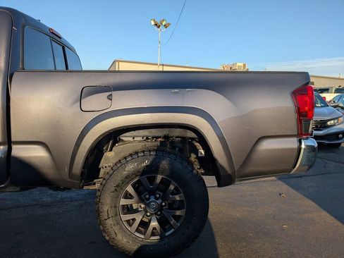 Used 2022 Toyota Tacoma SR5 w/ SR5 Appearance Package (SM) image 4