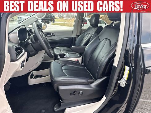 Used 2024 Chrysler Pacifica Touring-L FWD image 9
