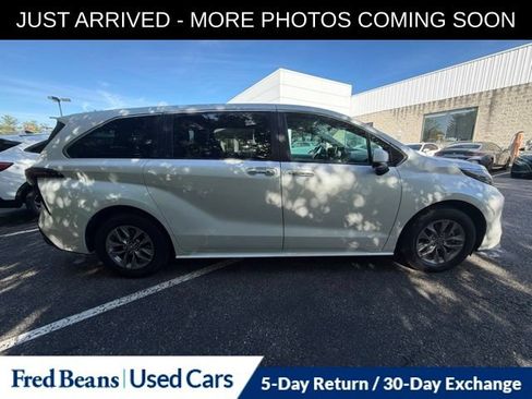 Used 2025 Toyota Sienna XLE FWD image 9