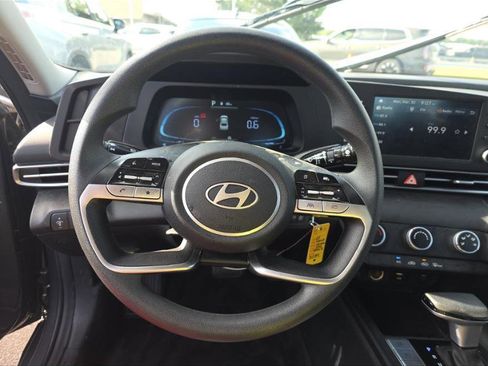 Used 2025 Hyundai Elantra SE FWD image 4