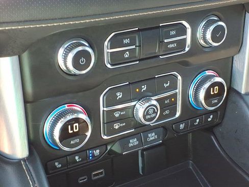 Used 2023 GMC Yukon XL SLT AWD/4WD image 30