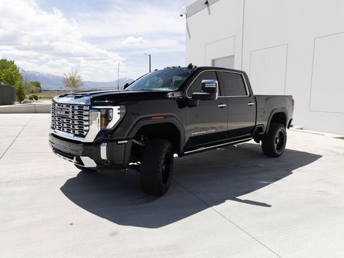 Used 2024 GMC Sierra 3500 Denali w/ Technology Package AWD/4WD image 4