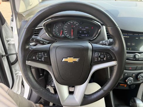 Used 2019 Chevrolet Trax LT w/ LT Convenience Package FWD image 19