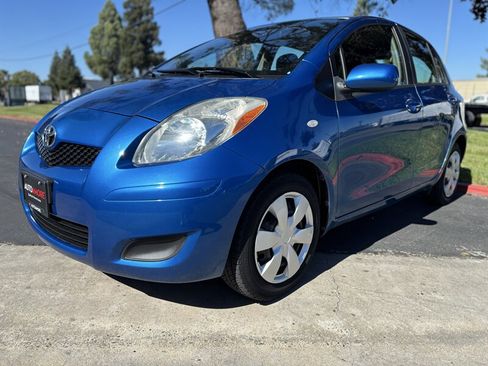 Used 2010 Toyota Yaris 4-Door Hatchback FWD image 4