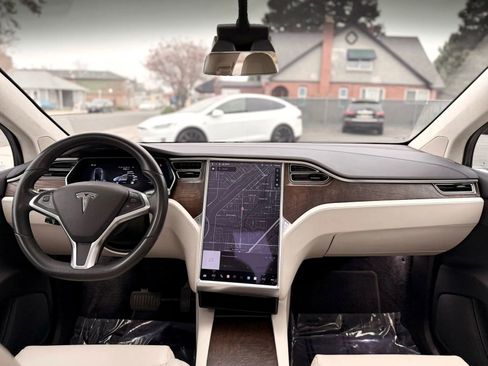 Used 2017 Tesla Model X 75D image 11