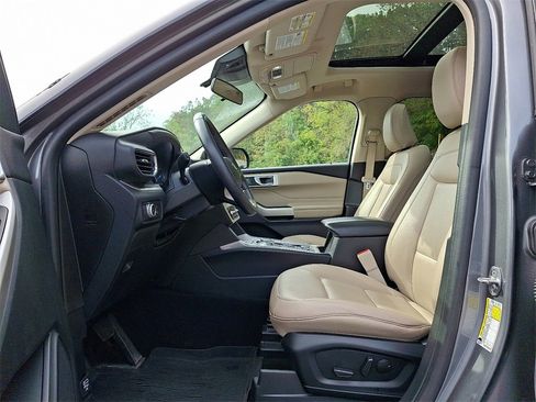 Used 2021 Ford Explorer XLT w/ Equipment Group 202A image 16