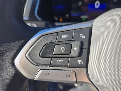 Used 2022 Volkswagen Tiguan SE w/ Panoramic Sunroof Package image 15