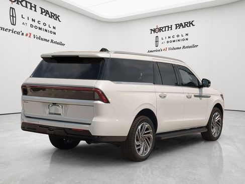 New 2026 Lincoln Navigator L Premier AWD/4WD image 3
